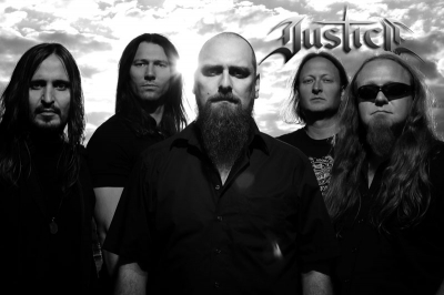 Justice in vollem Line-Up.
