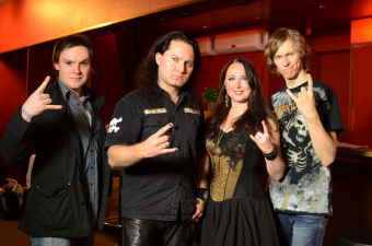 Metal Trails mit Tuomas Seppälä und Heidi Parviainen von Amberian Dawn nach dem Interview.
