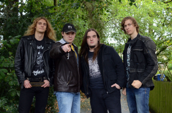Metal Trails mit Benjamin Botev (m.r.) und Dennis Schwarz (l.) von Devariem nach dem Interview.