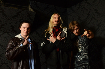 Metal Trails mit Oscar Dronjak (m.) von HammerFall nach dem Interview.