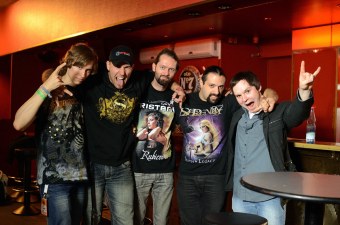 Metal Trails mit Georg Neuhauser (m.l.), Andreas Schipflinger (m.) und Fabio D’Amore (m.r.) von Serenity nach dem Interview.