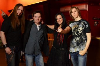 Metal Trails mit Marco Heubaum (l.) und Manuela Kraller (m.r.) von Xandria nach dem Interview.