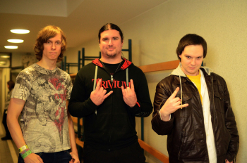 Metal Trails mit Corey Beaulieu (m.) von Trivium nach dem Interview.