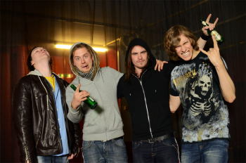 Metal Trails mit Resistor (m.l.) und Tommy (m.r.) von MyGrain nach dem Interview.