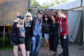 Girlschool mit unseren Redakteuren von Metal Trails nach dem W:O:A-Interview.