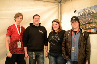 Metal Trails zusammen mit Alexander Trappe (Ignis Fatuu) nach dem Interview im Backstage-Zelt der Wackinger Stage.