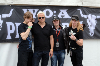 Ingo Hampf (mitte links) und Simon Michael (rechts) nach dem Interview auf dem W:O:A 2011.