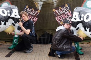 Unsere Redakteure Alex und Arne auf dem Festivalgelände.
