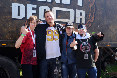 Unsere Redakteure Arne (l.) und Alex (m.r.) mit „Eule“ (m.l.) und „Ado“ (r.) von Betontod im Interview auf dem Wacken Open Air 2011.