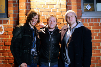Metal Trails nach dem Interview mit David Stephens (We Came As Romans, m.) vor dem Knust in Hamburg.