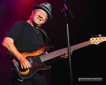 Stu Cook bei einem Konzert mit CCRev.
