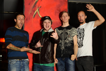 Metal Trails nach dem Interview mit Ingo Knollmann (l.) und Alex Siedenbiedel (r.) von den Donots in der Markthalle, Hamburg.