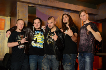 Metal Trails nach dem Interview mit Joakim Brodén (m.) und Chris Rörland (m.r.) von Sabaton in der Großen Freiheit 36 in Hamburg.