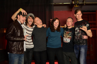 Metal Trails nach dem Interview mit Beau Bokan (2 v.l) und Eric Lambert (m.l.) von Blessthefall in der Markthalle in Hamburg.