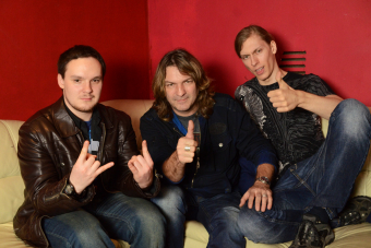 Metal Trails nach dem Interview mit Marc Lynn (m.) von Gotthard im Hamburger Docks!