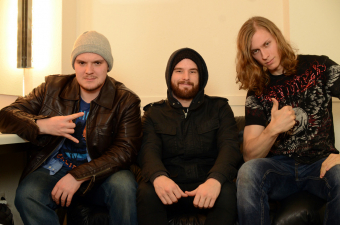 Metal Trails nach dem Interview mit Josh Gilbert (m.) von As I Lay Dying im Docks in Hamburg.