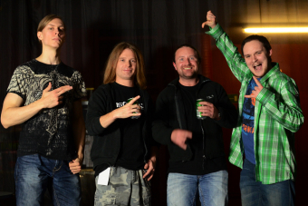 Metal Trails nach dem Interview mit Thorsten „Sauer“ Sauerbrey  (m.l.) und Thorsten „Buddy“ Kohlrausch (m.r.) von Dark At Dawn in der Markthalle in Hamburg.