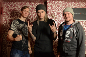 Metal Trails nach dem Interview mit Chris Harms  (m.) vom Lord of the Lost im Docks in Hamburg.