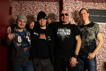 Metal Trails nach dem Interview mit Manuel Antoni  (m.l.) und Carl Fornia (m.r.) von Mono Inc. im Docks in Hamburg.