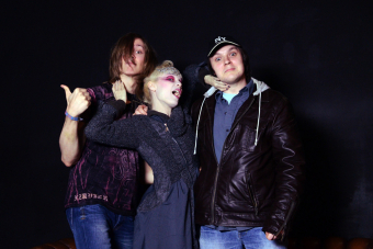 Metal Trails nach dem Interview mit Emilie Autumn (m.) am 22. März 2012 im Gruenspan in Hamburg.