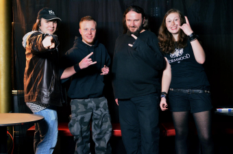 Metal Trails nach dem Interview mit Negru (m.r.) in der Markthalle in Hamburg.
