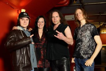Metal Trails nach dem Interview mit Manuela Kraller (m.l.) und Nils Middelhauve (m.r.) in der Markthalle in Hamburg.
