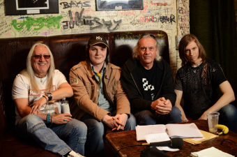 Metal Trails nach dem Interview mit Mick Box (l.) und Phil Lanzon (m.r.) in der Fabrik in Hamburg.