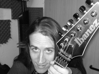 Adrian Weiss - Gitarrist der Band Froces At Work (2011).