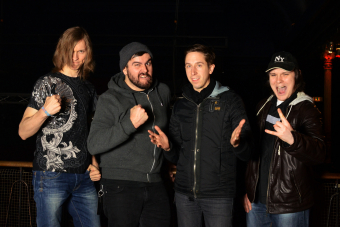 Metal Trails nach dem Interview mit Josh Bradford (m.l.) und Paul Koehler (m.r.) von Silverstein im Gruenspan, Hamburg.