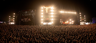 Die Hauptbühnen des Wacken Open Air bei Nacht.