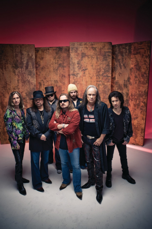 Lynyrd Skynyrd in vollem Line-Up (2012).