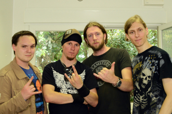 Metal Trails nach dem Interview mit Jake (m.l.) und Andy (m.r.) von Amaranthe auf dem Wacken Open Air 2012.