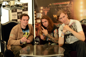Metal Trails nach dem Inteview mit Mike Schleibaum (m.) von Darkest Hour.