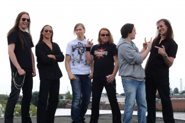 Metal Trails mit Michael Ehré (l.), Dirk Schlächter (2.v.l.), Kai Hansen (m.r.) und Henjo Richter (r.) von Gamma Ray nach einem arbeitsreichen Tag in den Hammer Recording Studios.