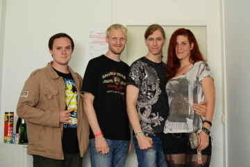 Metal Trails nach dem Interview mit Charlotte Wessels (r.) von Delain im Artist Village des Wacken Open Air 2012. Für das Foto gesellte sich auch Keyboarder Martijn Westerholt (m.l.) zu uns!