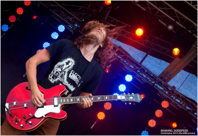 Wout Kemkens, Sänger, Gitarrist und Kopf von 'Shaking Godspeed' on Stage.