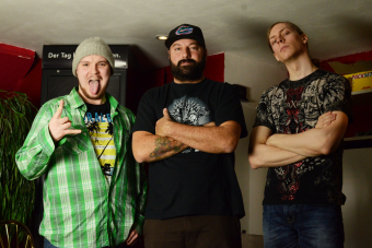 Metal Trails nach dem Interview mit Frank Novinec (m.) im Docks in Hamburg.