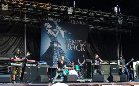 Michael Schenker (r.) live on Stage mit Wayne Findlay, Francis Buchholz, Herman Rarebell und Doogie White (v. l.)  Foto-Credit: MrPanyGoff.