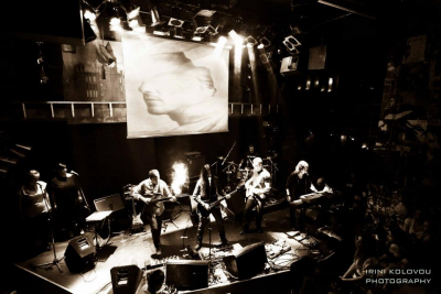 September Code beim Zelebrieren des akltuellen Albums Remembering Mirrors live on Stage.