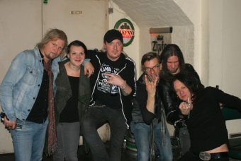 Bonafide's Michael Fässberg (l.), Niklas Mattson (m.), Pontus Snibb (2. v. r.) und Martin Ekelund (r.) nach dem Gespräch mit Metal Trails im Wiener Chelsea.