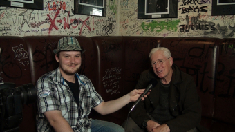 Alex Kipke im Interview mit Bruce Cockburn, kurz vor seinem Auftritt in der Fabrik in Hamburg (2013).