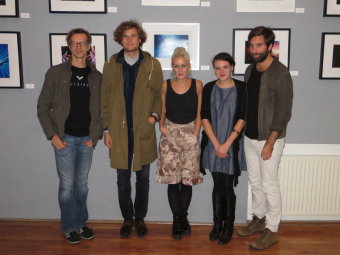 Shout Out Louds' Carl von Arbin (2.v. l.), Bebban Stenborg (m.) und Adam Olenius (r.) mit Metal Trails vor dem Konzert in Linz.
