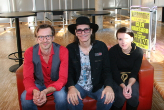 Steve Vai (m.) mit Metal Trails nach dem Interview im Linzer Posthof (2013).