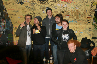 Ozo, Poncho und Dango (m. v. l.) mit Joko von Metal Trails vor dem Konzert in der Linzer KAPU.