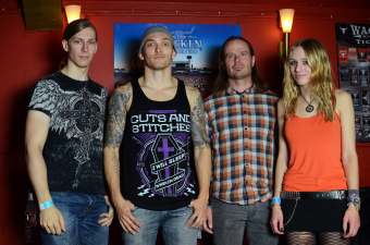 Arne (l.) und Anna (r.) nach dem Interview mit Samuli Peltola (m.l.) und Samuli Kuusinen (m.r.) von Medeia auf den Hamburg Metal Dayz 2013.