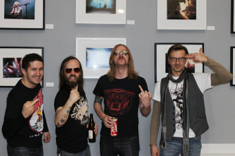 Black Spiders' Pete Spiby (2. v. l.) und Adam Irwin (2. v. r.) nach dem Interview mit Metal Trails im Linzer Posthof.