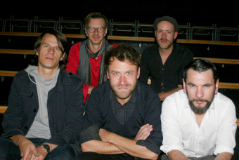 Slut's Matthias Neuburger (r. h.), Gerd Rosenacker, Christian Neuburger und Rainer Schaller (im Uhrzeigersinn) mit Metal Trails vor dem Konzert im Linzer Posthof.