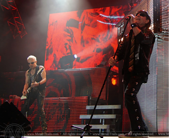 Rudolf Schenker (l.) und Klaus Meine (r.) beim Scorpions-Konzert in Hamburg im November 2010.