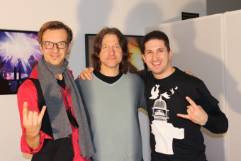 Ugly Kid Joe Gitarrist Klaus Eichstadt (m.) mit Michael (l.) und Christian (r.) von Metal Trails nach dem Interview in Wien.
