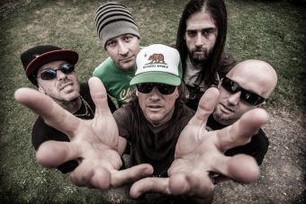 Die Rüpel-Rocker sind erwachsen geworden: Ugly Kid Joe anno 2013 mit Whitfield Crane (m.) und Klaus Eichstadt (2. v. l.).